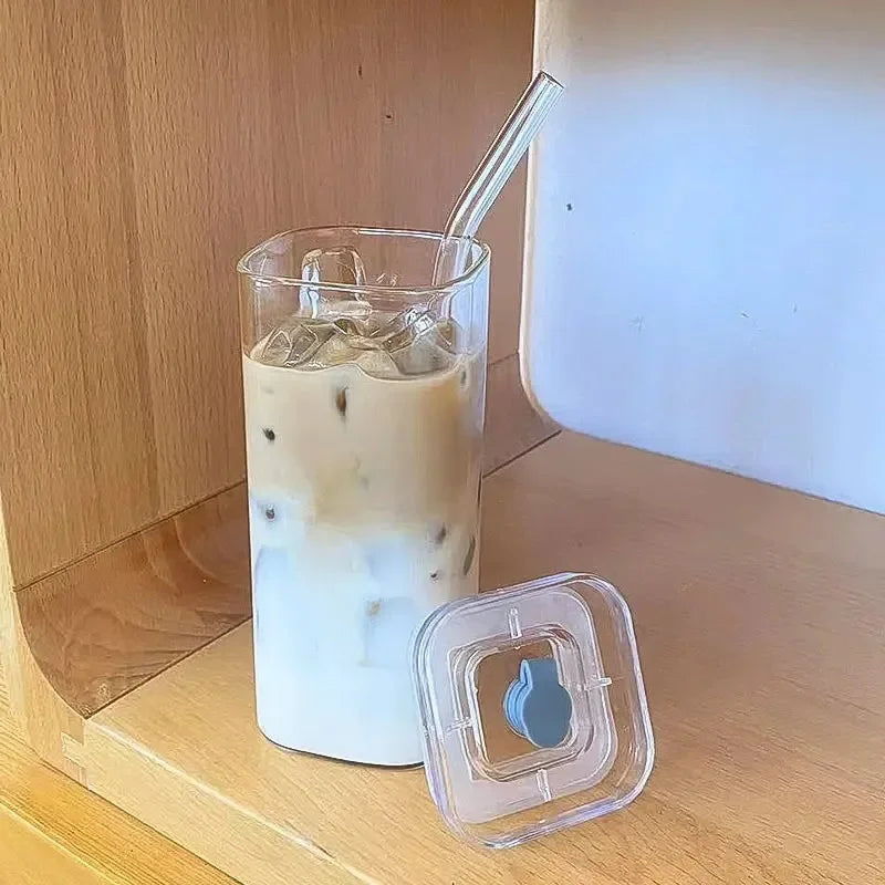 1pcs Square hitzebeständiger Kaffeeglasbecher mit Deckel und Stroh – Transparente Milch, Tee & Saftbecher für Haus- oder Bargetränke